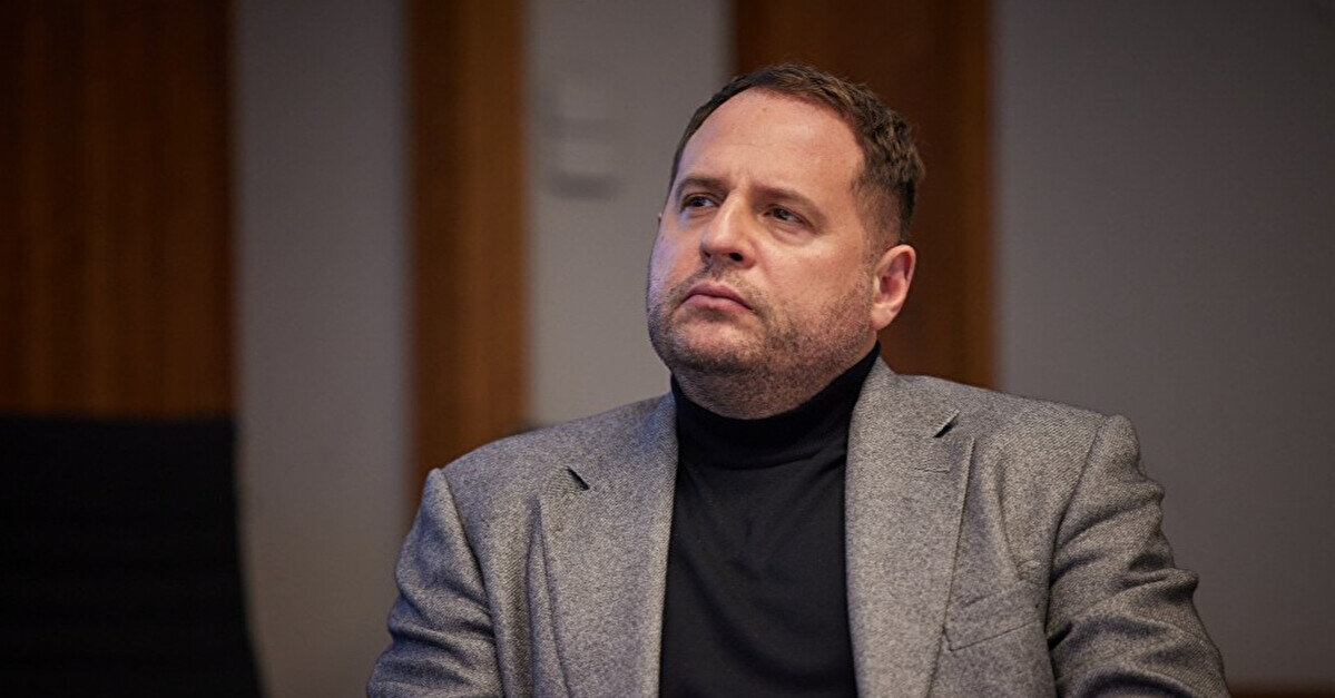 Зеленський каже, що звільнив Єрмака “з інших причин”, а не через корупцію