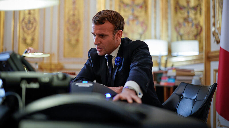 Макрон каже, що підготовка до його розмови з Путіним триває