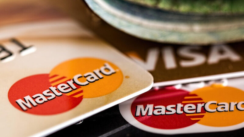 Британські банки думають про альтернативу Visa і Mastercard на тлі політики Трампа – ЗМІ