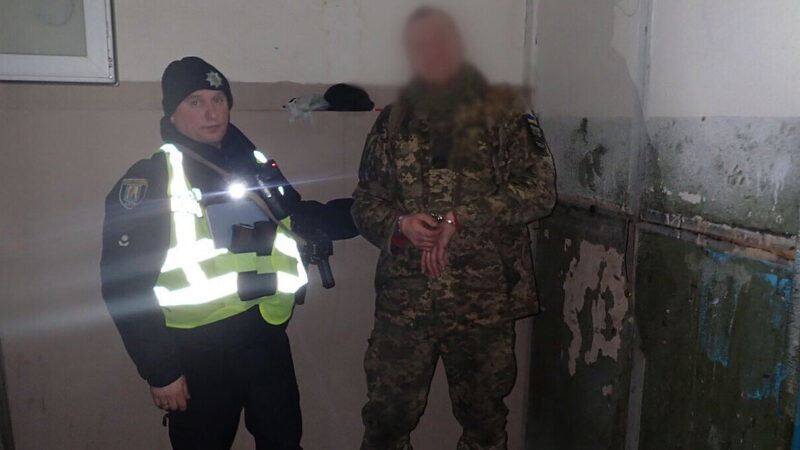 Військовий, який залишив службу, поранив ножем двох людей у Києві