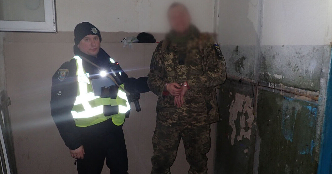 Військовий, який залишив службу, поранив ножем двох людей у Києві