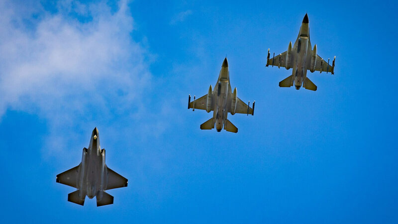 Американські та китайські винищувачі вступили у протистояння над Жовтим морем – ЗМІ