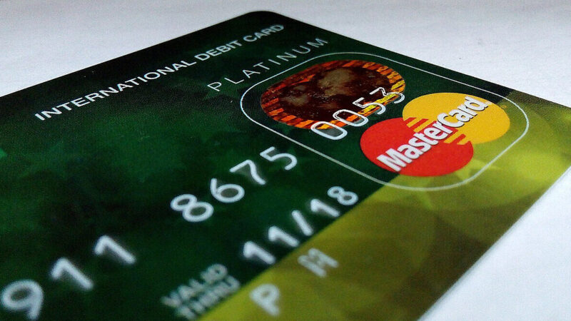 В Україні зростає кількість безготівкових операцій з платіжними картками – НБУ