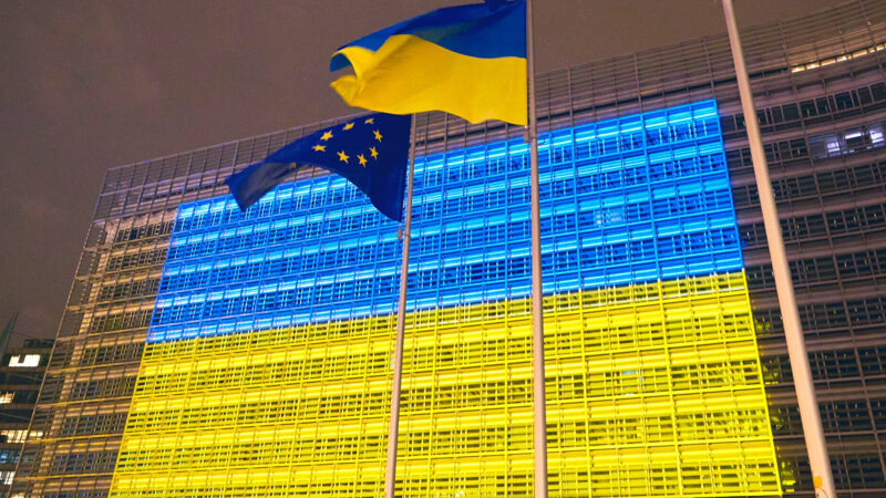 У річницю повномасштабної війни європейські інституції прикрасили кольорами прапора України