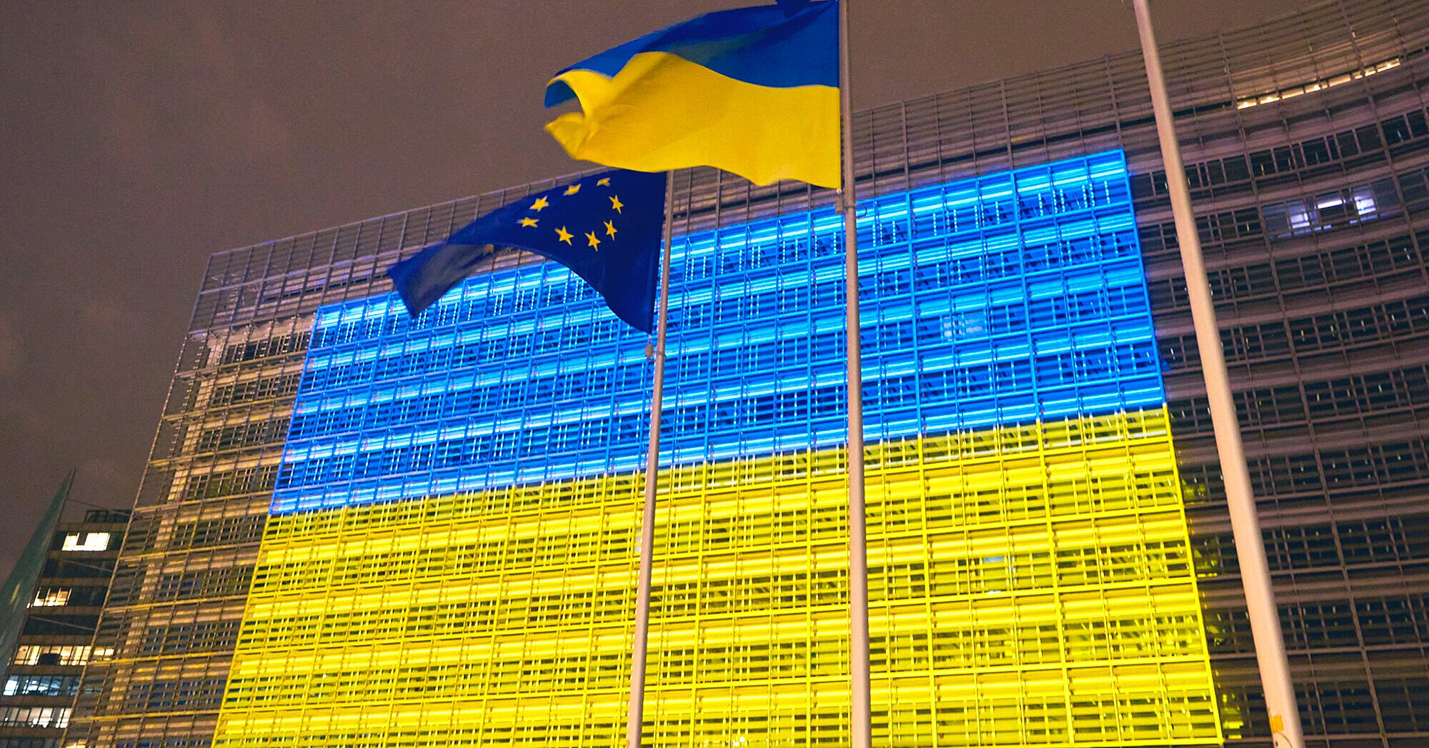 У річницю повномасштабної війни європейські інституції прикрасили кольорами прапора України