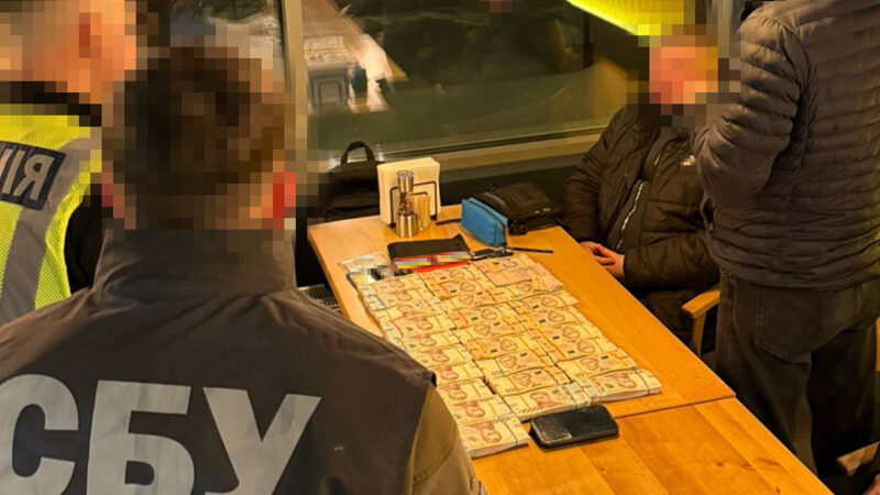 Посадовця КМДА затримали на хабарі 1,2 млн грн за контракт для київських шкіл