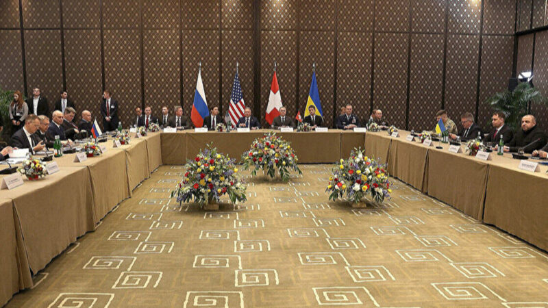 Bloomberg: Росія планує вийти з переговорів, якщо Україна не погодиться віддати Донбас