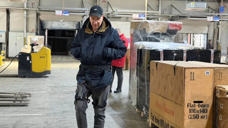 “Нова пошта” почала одягати працівників в екзоскелети