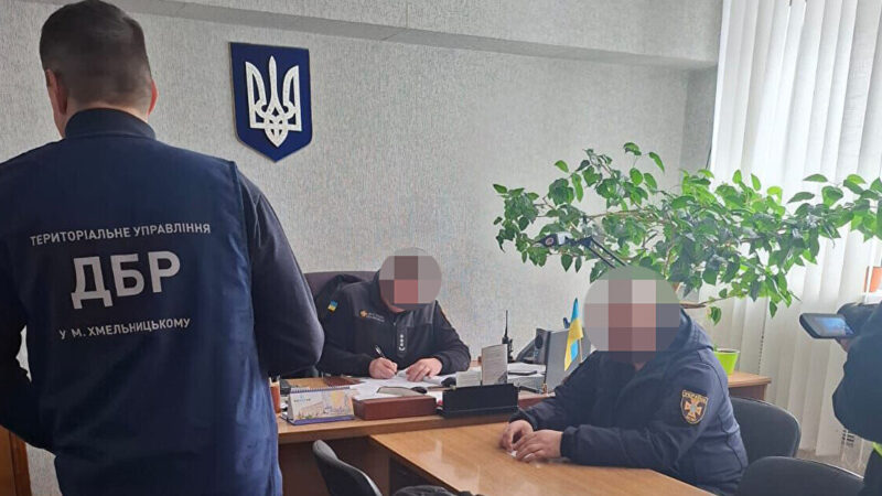 Керівництво ДСНС Хмельниччини підозрюють у закупівлі неякісних захисних комплектів на мільйони