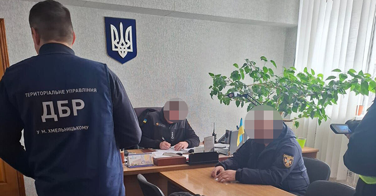 Керівництво ДСНС Хмельниччини підозрюють у закупівлі неякісних захисних комплектів на мільйони