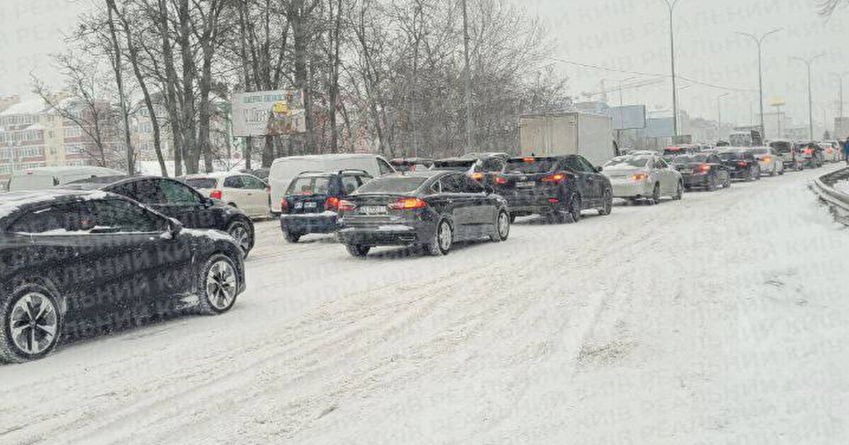 У Києві великі затори через снігопад: де найгірша ситуація