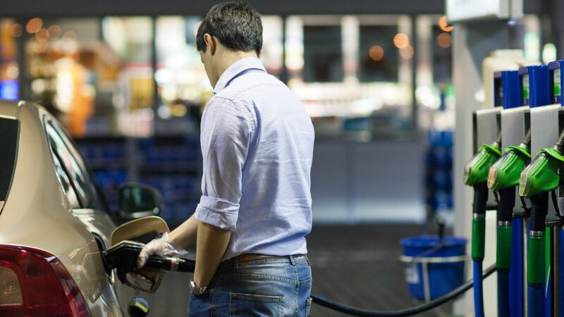 Ціновий шок на АЗС: в уряді назвали “паливний кешбек” єдиним виходом