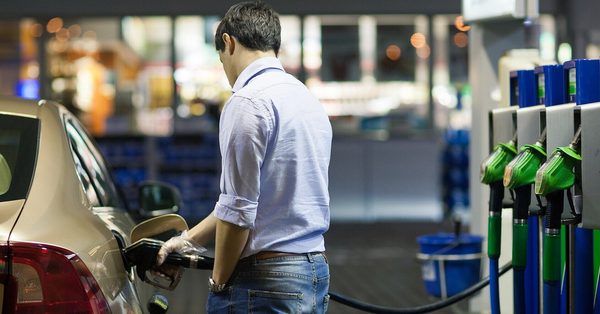 Ціновий шок на АЗС: в уряді назвали “паливний кешбек” єдиним виходом