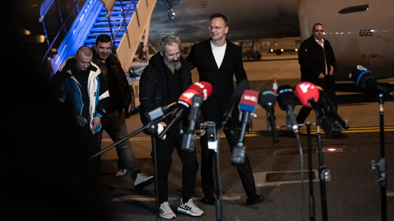 Сійярто показав двох військовополонених угорців, яких звільнила РФ