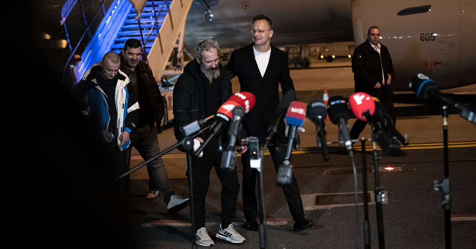 Сійярто показав двох військовополонених угорців, яких звільнила РФ