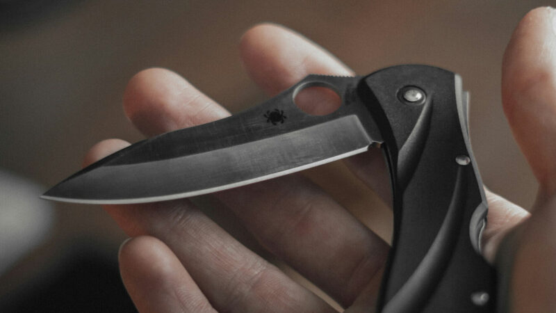 На Івано-Франківщині чоловік поранив ножем двох військових ТЦК та втік