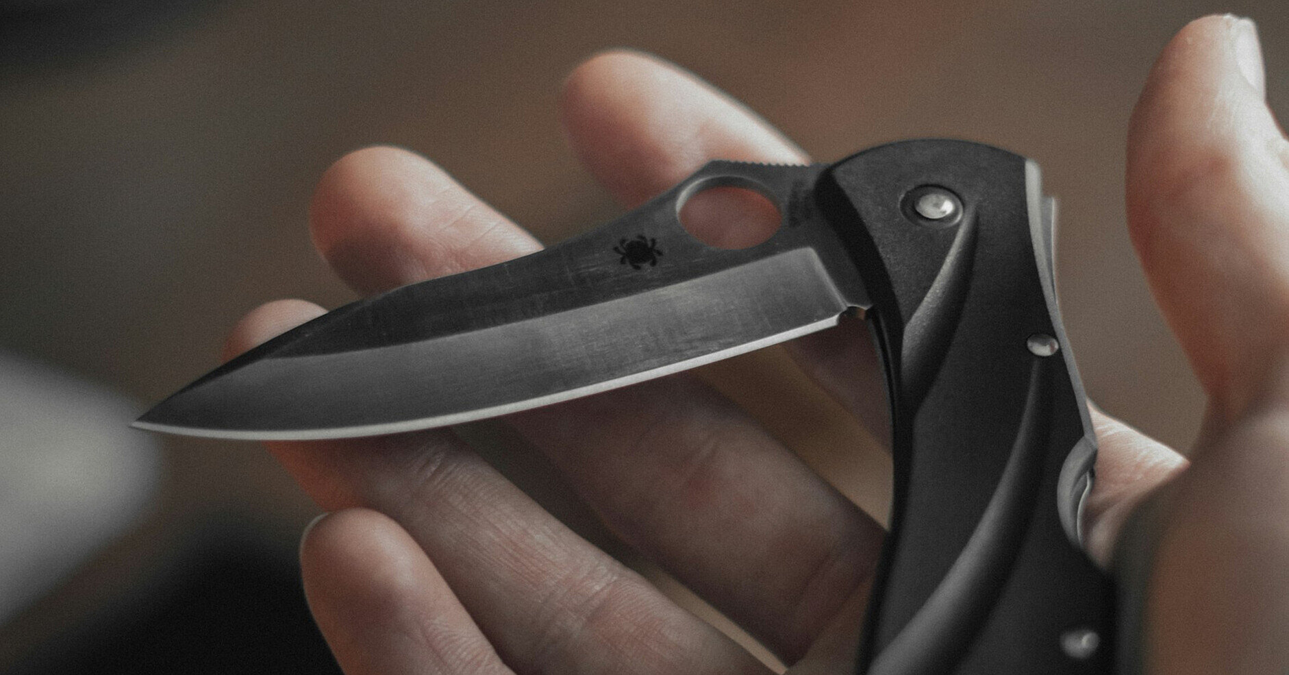 На Івано-Франківщині чоловік поранив ножем двох військових ТЦК та втік