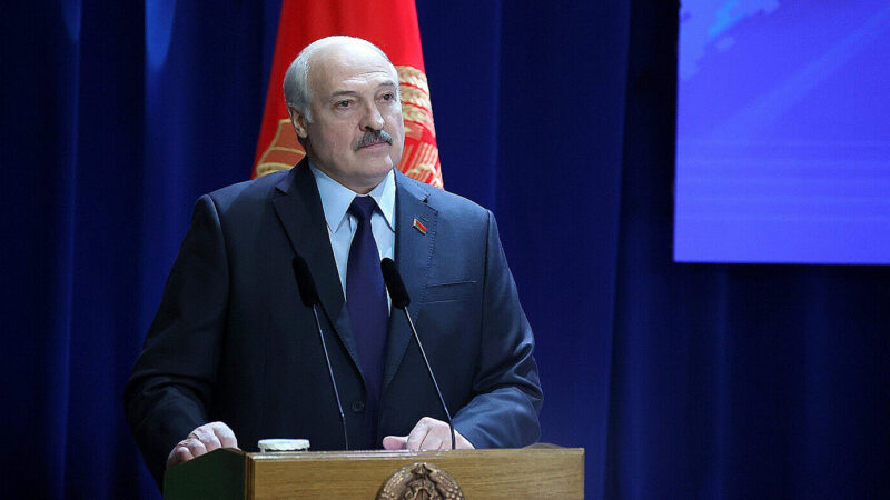 Лукашенко “помилував” 250 політв’язнів після візиту американської делегації