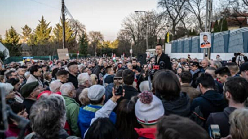 Біля посольства України в Угорщині зібрали прихильників Орбана, виступав і Сійярто
