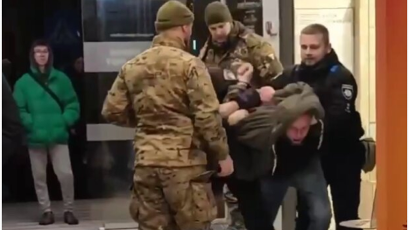 Є нюанси: у Дніпропетровському обласному ТЦК та СП заявили, що не забирають телефони у мобілізованих