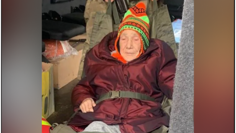 Провела тиждень у квартирі з померлим сином: з Нікополя евакуювали 93-річну жінку