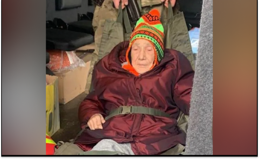 Провела тиждень у квартирі з померлим сином: з Нікополя евакуювали 93-річну жінку