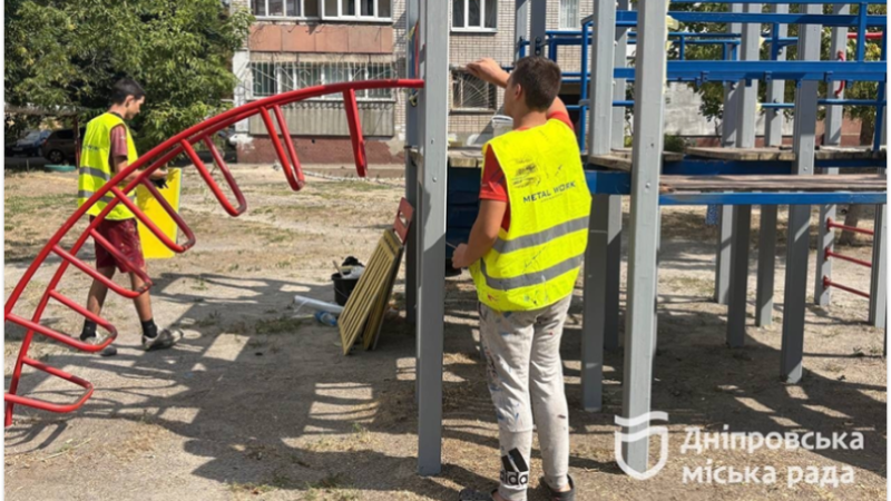Каруселі, гірки та гойдалки: у Дніпрі за 9,5 мільйона планують ремонтувати дитячі майданчики