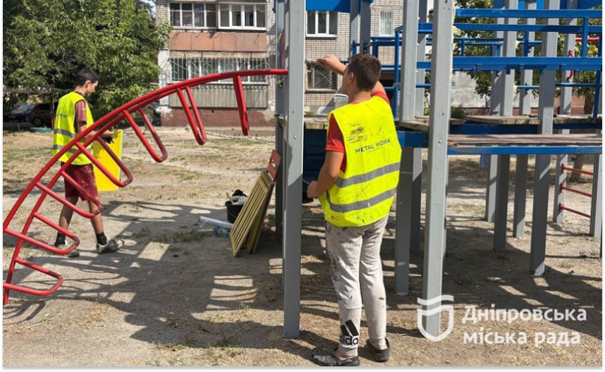 Каруселі, гірки та гойдалки: у Дніпрі за 9,5 мільйона планують ремонтувати дитячі майданчики