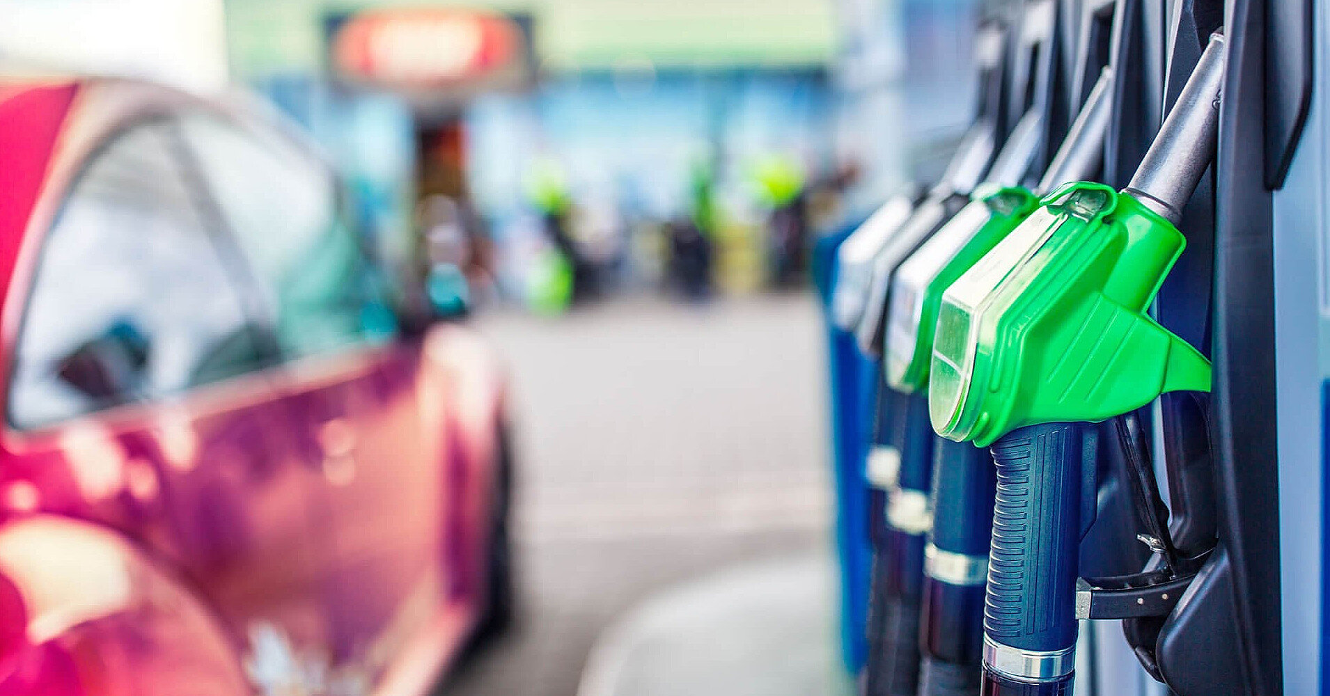 Бензин по 100 грн? Як стрибок вартості нафти змінить ціни на АЗС в Україні