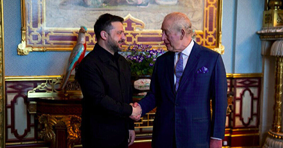 Зеленський подарував королю Британії планшет, який показує ситуацію на фронті