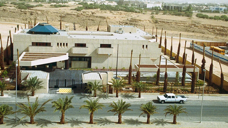 Безпілоники вдарили по посольству США в Ер-Ріярді: спалахнула пожежа