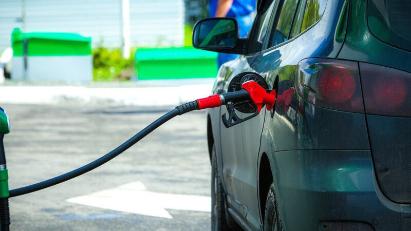 Бензин вже сягає 80 грн за літр: що з цінами на АЗС та де пальне дешевше