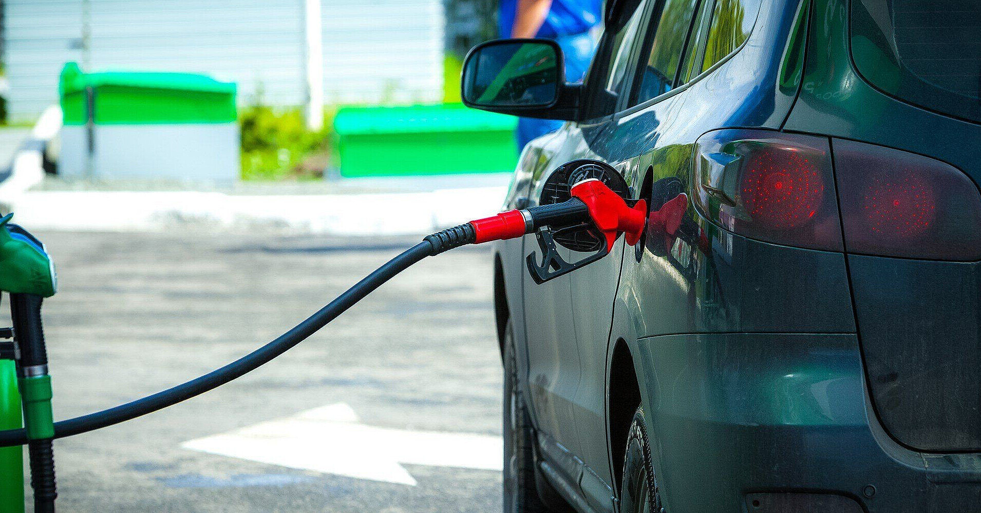 Бензин вже сягає 80 грн за літр: що з цінами на АЗС та де пальне дешевше