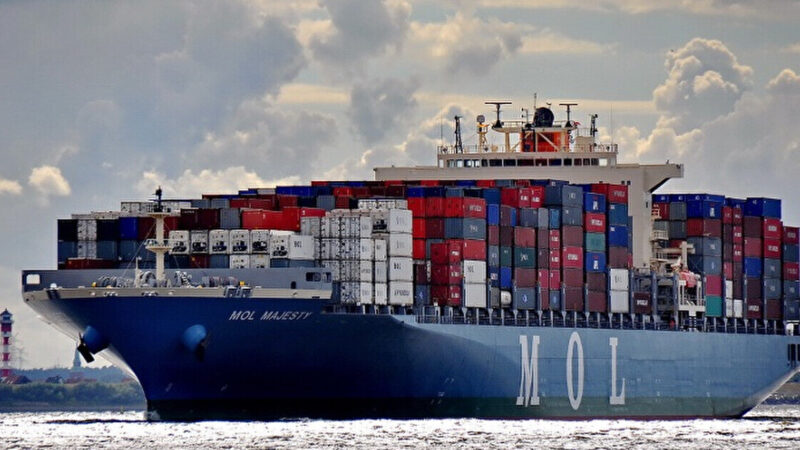 В районі Ормузької протоки обстріляли три судна, одне з них спалахнуло