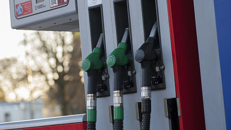 Ціни на АЗС знову злетіли: у чому причина та що буде далі