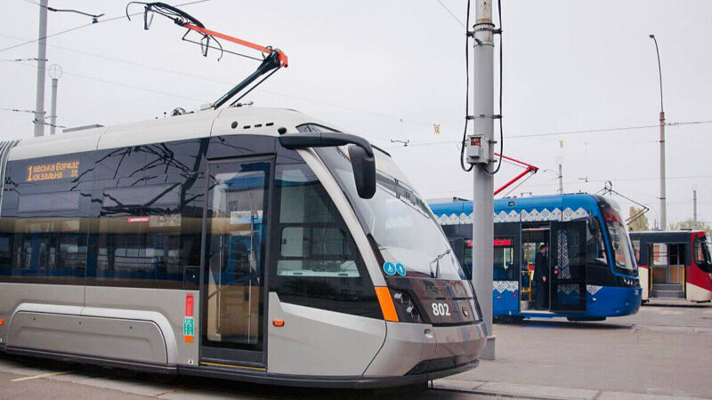 На лівому березі Києва відновлюють рух трамваїв і тролейбусів