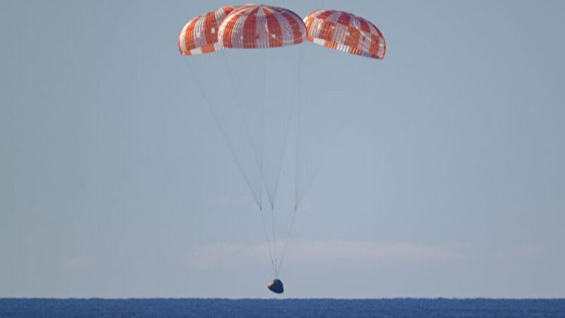 Астронавти місії Artemis II успішно повернулися на Землю: подробиці посадки