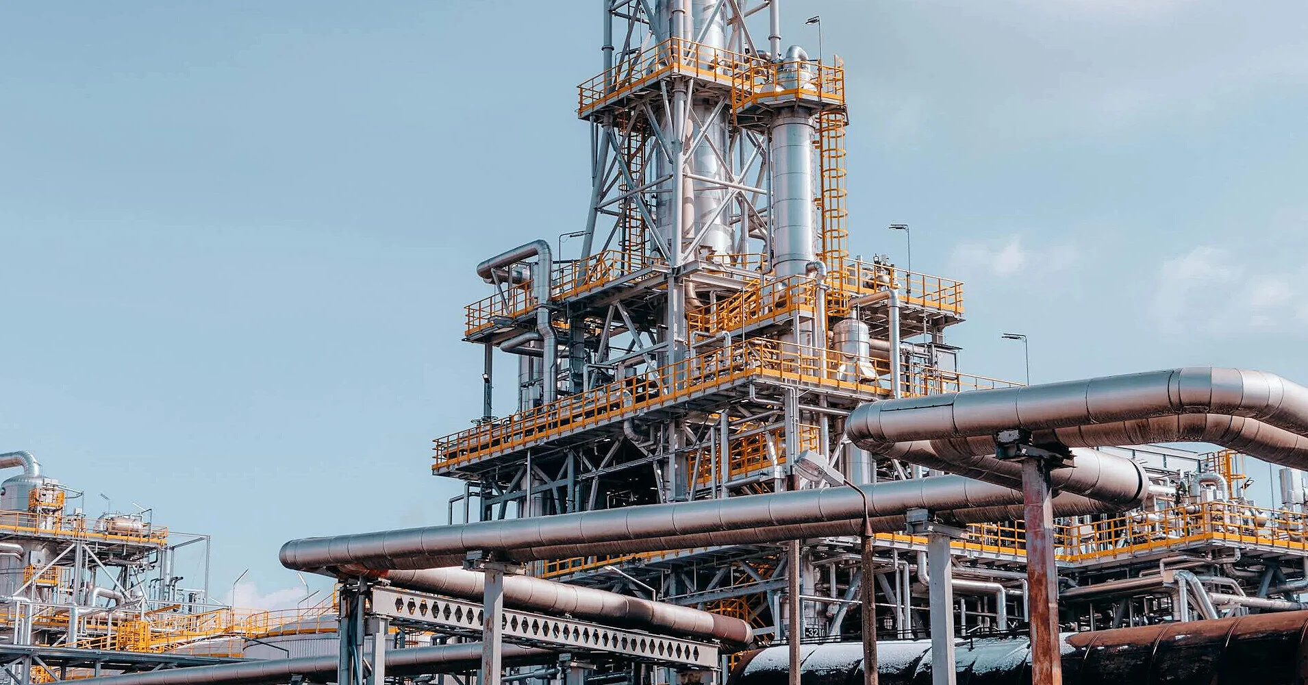 Китайські держкомпанії почали перепродувати нафту: переробка на мінімумі з 2022 року