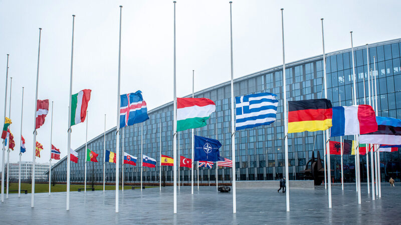 У НАТО вважають блефом погрози Трампа вивести США з Альянсу – Politico
