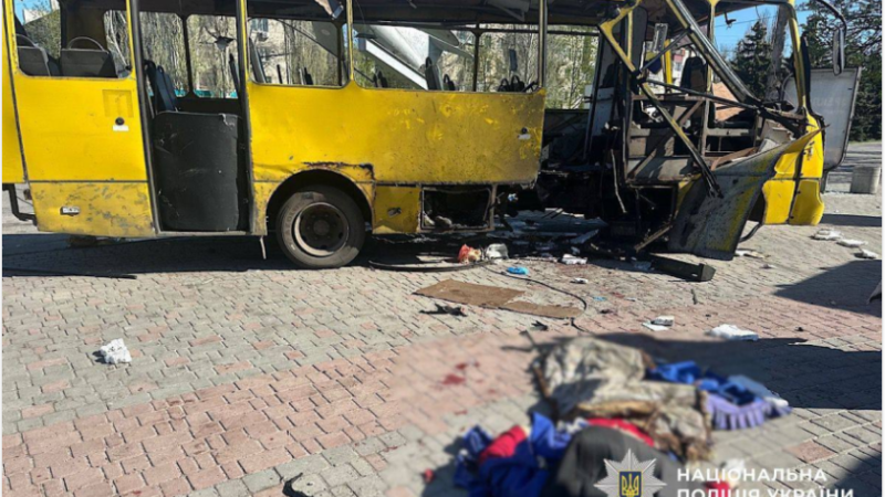 Зеленський відреагував на атаку дрона по автобусу в Нікополі: є загиблі та поранені