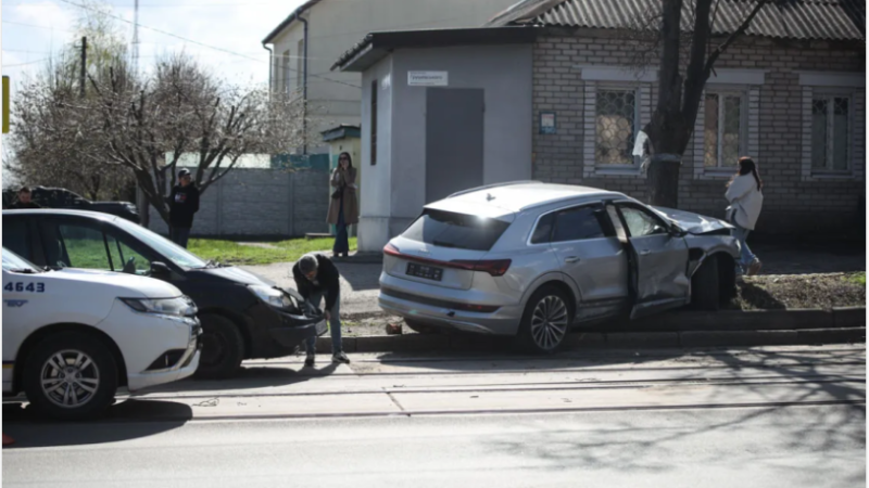 У Дніпрі на Михайла Грушевського зіткнулись Renault та Audi: подробиці ДТП