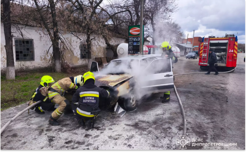 Дніпровський район: рятувальники ліквідували пожежу в автомобілі