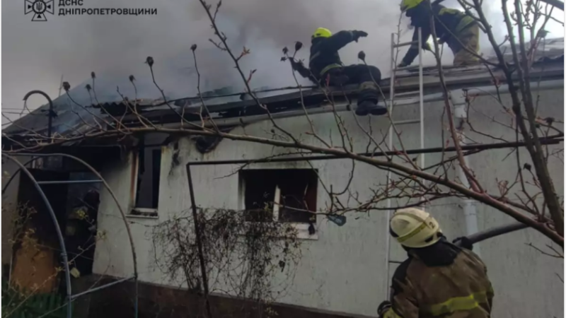 Вогнеборці Дніпра ліквідували загорання житлового будинку у Новокодацькому районі міста