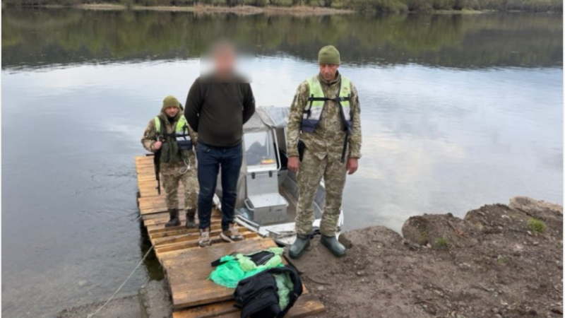 Намагався переплисти крижану річку: на Дністрі затримали чоловіка, який хотів втекти з України