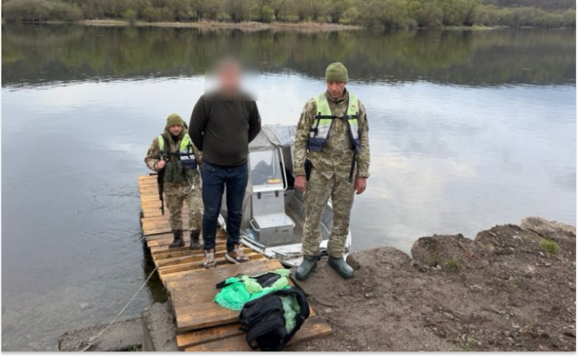 Намагався переплисти крижану річку: на Дністрі затримали чоловіка, який хотів втекти з України