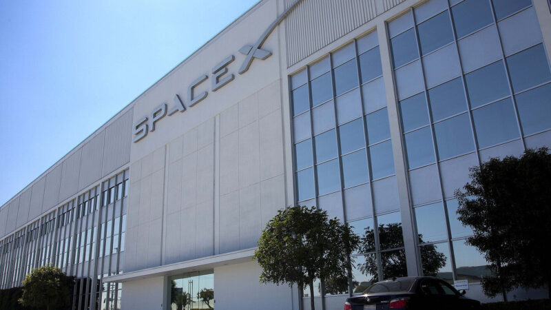 SpaceX готує один із найбільших виходів на біржу в історії