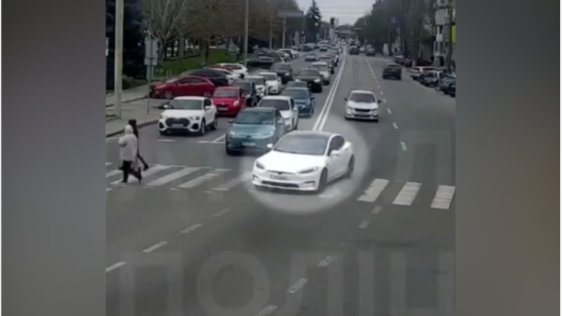 У Дніпрі 17-річний водій Tesla спричинив ДТП і намагався втекти від поліції