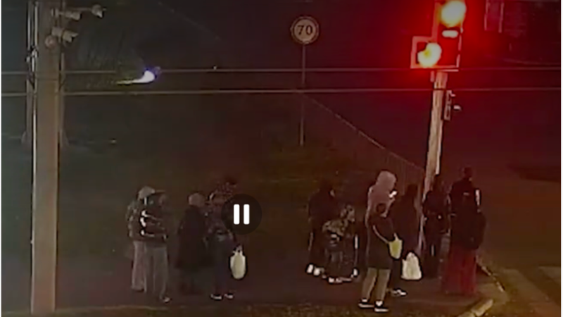 Ледь не вʼїхав у натовп та перекинувся: подробиці ДТП біля ТРЦ «Караван»