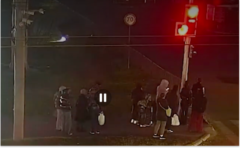 Ледь не вʼїхав у натовп та перекинувся: подробиці ДТП біля ТРЦ «Караван»