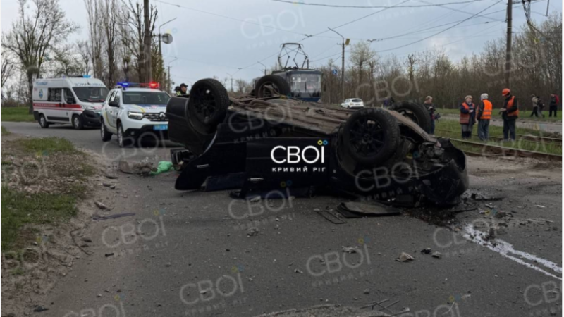 У Кривому Розі Skoda злетіла з мосту та впала на дах: постраждали троє людей